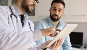 Médico que pede muitos exames é melhor? Entenda por que quantidade nem sempre significa qualidade