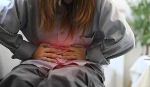 Maio Roxo: quando a dor abdominal e as alterações intestinais deixam de ser normais?