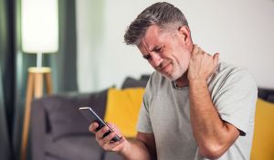 Dor que não passa não é normal: o que pode estar por trás das dores crônicas?