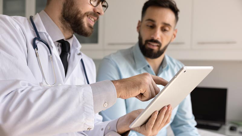 medico que pede muitos exames